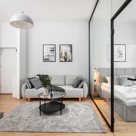 Modern Centrally Located Apartments - By Upstairs Краков Экстерьер фото
