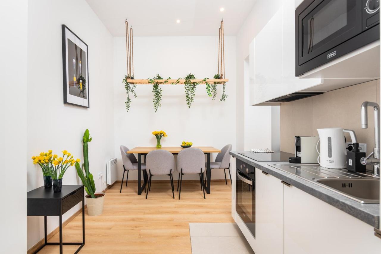 Modern Centrally Located Apartments - By Upstairs Краков Экстерьер фото