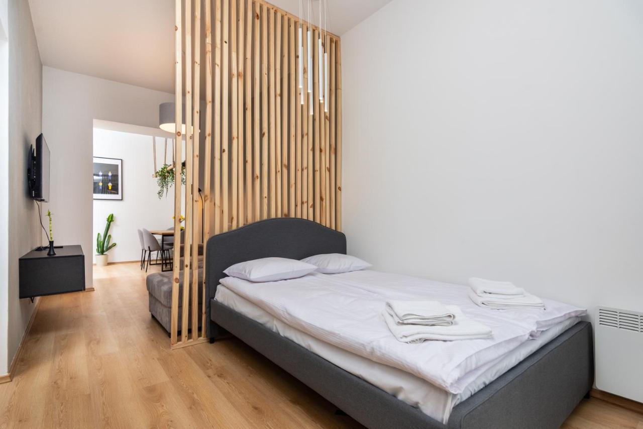 Modern Centrally Located Apartments - By Upstairs Краков Экстерьер фото