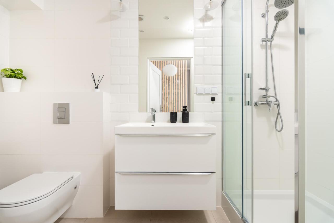 Modern Centrally Located Apartments - By Upstairs Краков Экстерьер фото